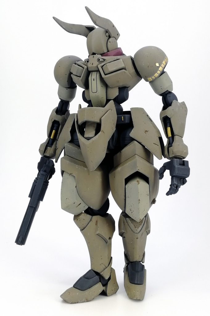 胴はカバカーリーをベースに首を沈めたりダナジンのジャンクで装甲足したり。
肩はグリモア、腕はユーゴー。左肩の金ラインはネイル用のシールを使ってみました。
脚は百錬にダナジンの爪先で靴をオシャレに。