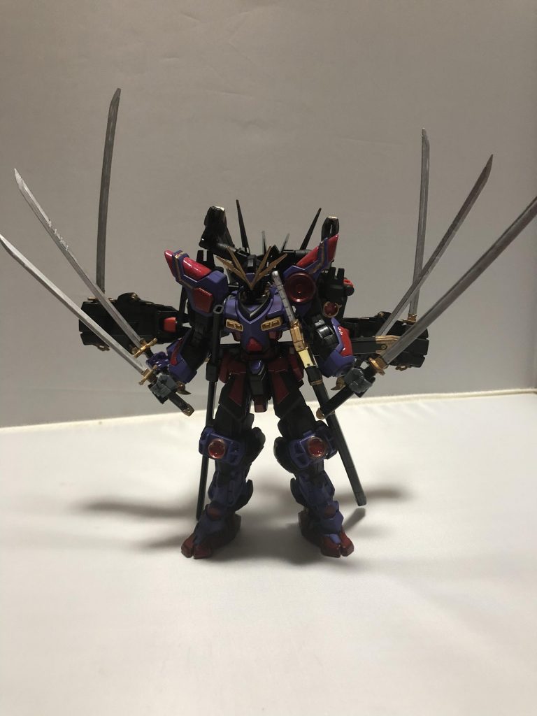 阿修羅形態。背部に装着しているサブアーム全てを展開して刀を装備した形態。本体右手にはカミキバーニング自前の炎を纏う短刀。本体左手には対照的に長刀を装備。背部戦国アストレイの両腕には刀身に乗るプラフスキー粒子の流れを加速・減速させる事が出来る刀を二本、戦国アストレイのサブアームには粒子コーティングが施されているガーベラ・ストレートを二本装備しています。