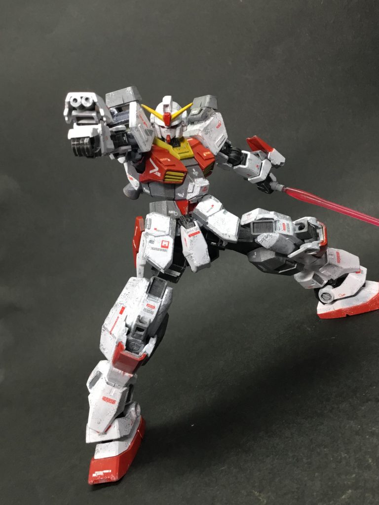 *腕部バルカン砲* *ビームサーベル*