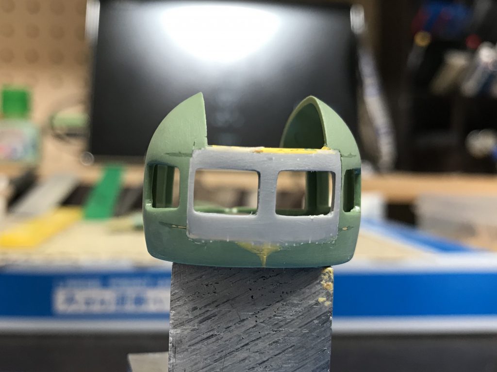 一番悩んだ後頭部。0.3ミリプラ板を積層し、積層途中に0.3ミリ真鍮線を骨格として強度を確保。
元のスリットとの違和感が出ないように位置と角度を調整して穴を開けています。