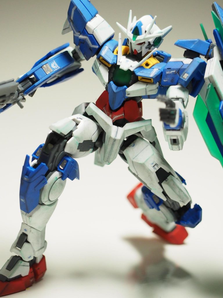 トップコートを吹いてからクレパスで、緑のGN粒子調のウェザリングを施してみました。