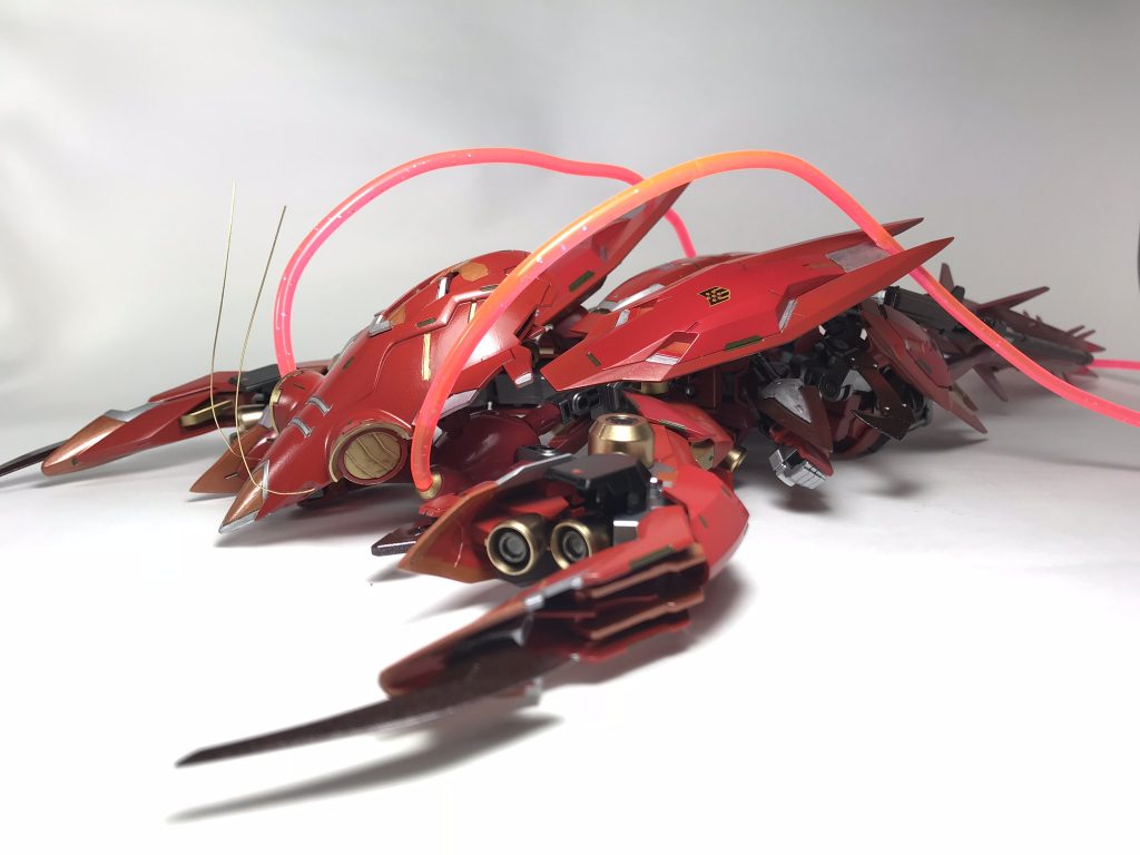 本機の運用は高い機動性を生かし、MA形態で水路や陸路から敵基地に接近。接近後はMS形態への変形を駆使し、敵部隊を翻弄、殲滅する。
開発関係者間では*Code:L*と呼ばれ、そのMA形態が*Lobster*に似ている点に由来すると言われる。その容姿と裏腹に多数のアーム、スラスターを利用し水中は勿論、陸上でも高い機動性を示す。