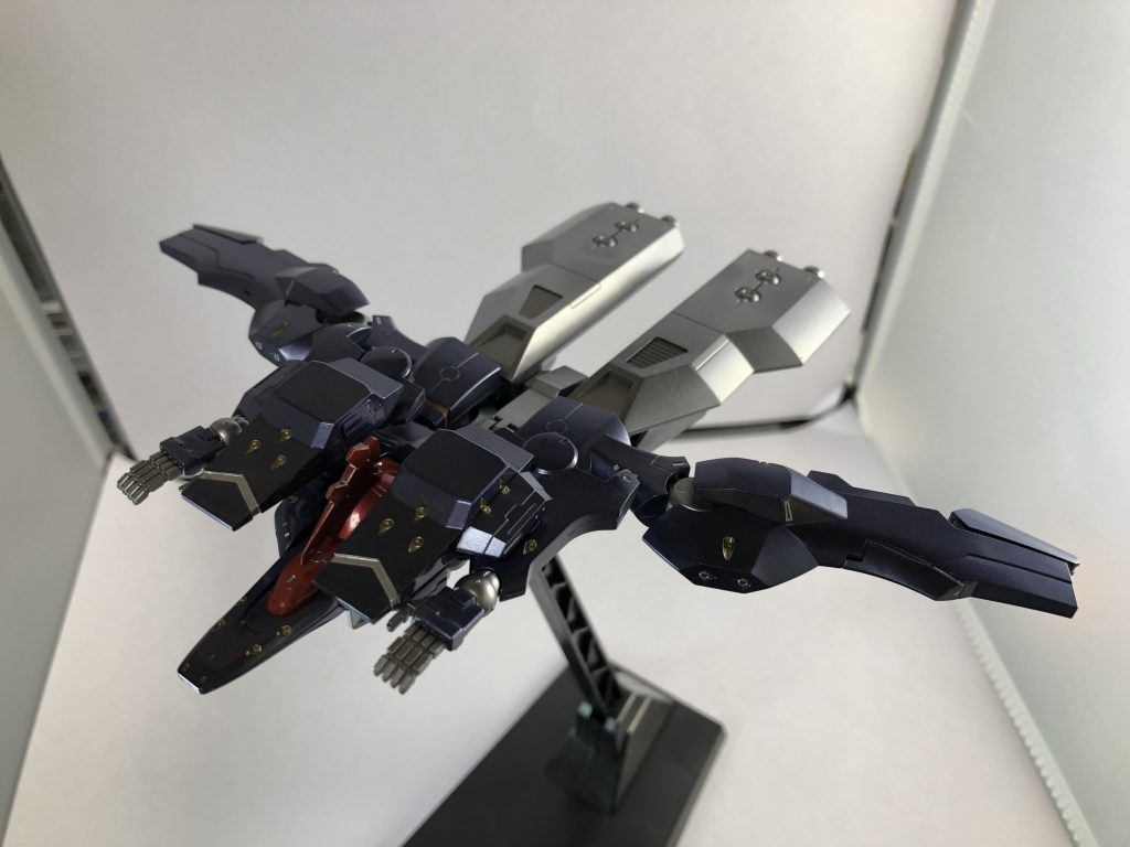 長距離移動用の飛行型へと可変。