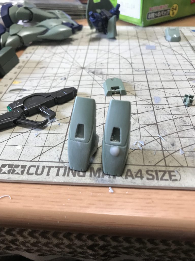 制作途中の画像はこれだけ。
今回キズ、カケの補修にスジボリ堂の光硬化パテ ロックレーザーを使いました。
日に当てて10分くらいで固まり始めるので助かりました。