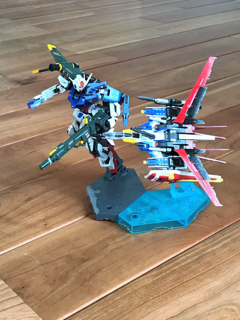 エールストライカーと、ソードとランチャーを装備したストライク。