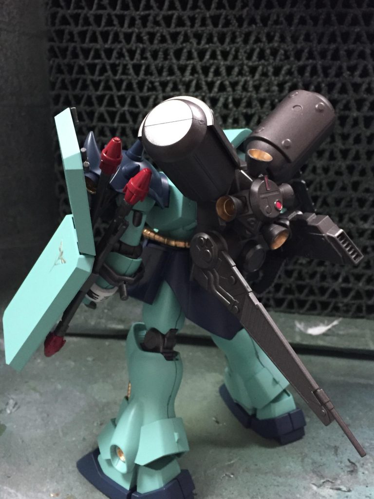 袖付きギラ・ドーガ
ギラ・ズールのシールドを装備した重装備型