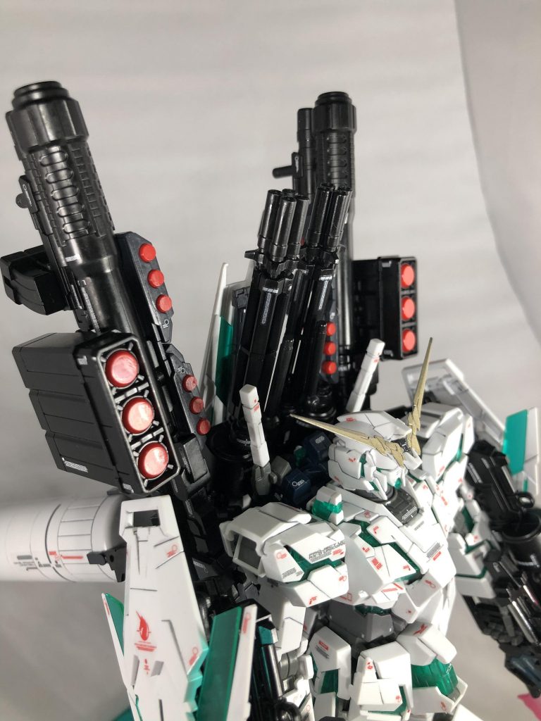 武装は黒とファントムグレーで塗りました。
アンテナはチタンゴールドで。