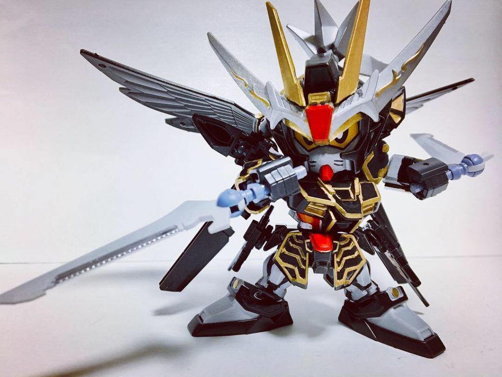 収納されている大型トンファー「斧羅殼破(フラガラッハ)」。持ち手部分で回転させる事で剣としても使用可能。刃の部分に鋸が仕込まれており、引き裂き攻撃が非常に強力。