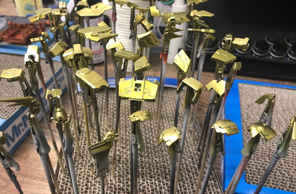 下地の金はスターブライトゴールドからクリアーオレンジ分を抜き、原色イエローとクリアーベースで自作した赤味の少ない顔料系クリアーイエローでコートしています。