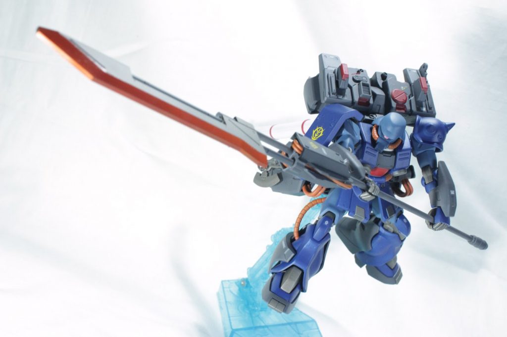 メインウェポンはヒートヘビーブレード。
長いグリップの先に鉄血オプションセットの大剣をつけてます。ちらりと覗くコードは100均のイヤホンを使いました。