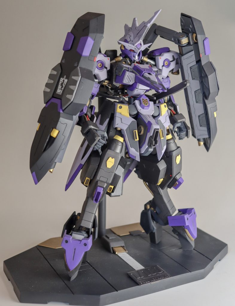 色に関してはメカニカルワークスに載っていた初期案のカラーリングを参考にしました。
下半身に黄色が集まるようにし、胸周りの赤い差し色は横一直線になるような配置をしました。
稼働はフレーム部分がフルメカニクスと同じものを使っているので同様の可動域があります。ただ塗膜が剥げるのが嫌なので稼働させません!
目の部分はバエルとの戦闘時に片側だけ赤い目になっていたのを参考に両目とも赤にしました。
LEDで光らせているので通常通りの黄色やガンダムっぽい緑にも変えることができます。