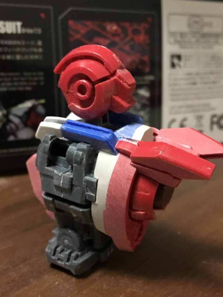 背中のパーツに関しては、幅等々が合わなかったので、エポパテとの併用で加工して取り付けてます。