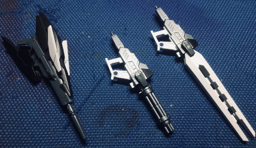 メイン武器、右から長距離用レールガン、近距離用ガトリングガン、中距離用ハイパードッツライフル