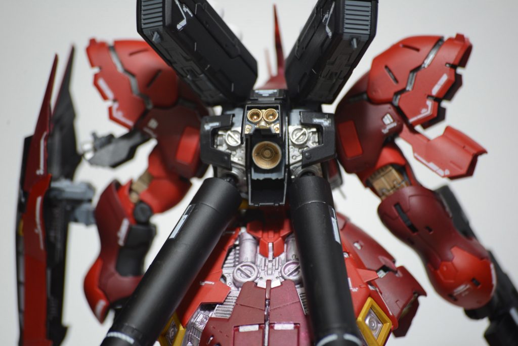 元々はグレーだったパーツもガイアカラーExシルバーで塗り、バーニアなどはExゴールドで塗装しました
この二色はオススメです。
タンクなどはExブラックでって気づいたらガイアカラーのExシリーズ使いすぎ!笑笑
Exシリーズは量が多いし伸びもいいのでもうこれ以外の塗料使えない(*^^*)