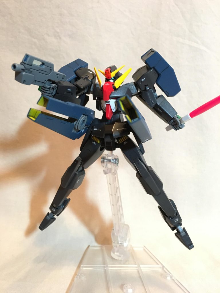 セラフィムガンダムです。顔にも赤色があるようですが、カメラアイ塗った後、気がつかずがっつり黒く塗ってしまいました。