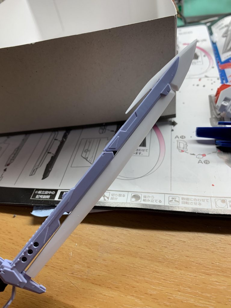 今回、初の試みとしてプラ板工作を行いました。どうしてもアロンダイトを実体剣にしたかったので笑