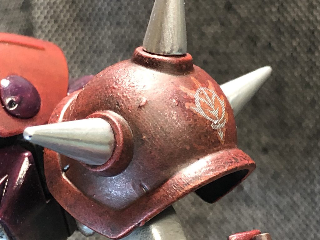 デカールはシンプルにジオンマーク一つ