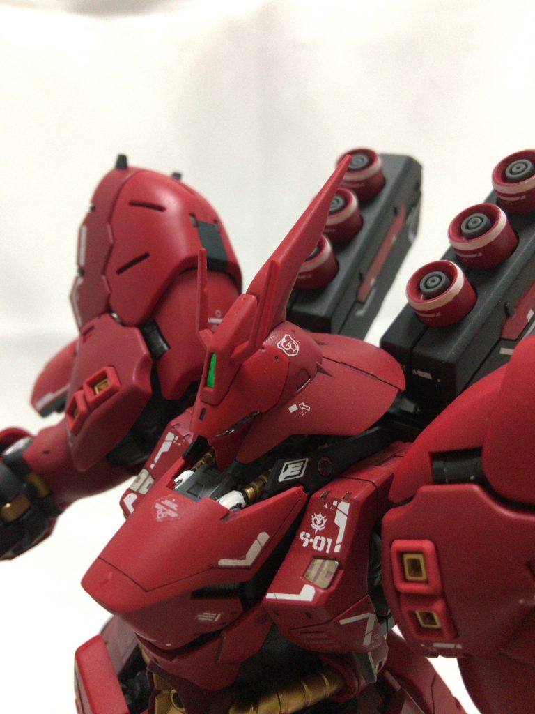 顔のアップ写真です。3種類のレッドカラーが使われているのがこの1枚でよくわかると思います‼️後ろのファンネルもVer.K風に一部を白で塗装しています。