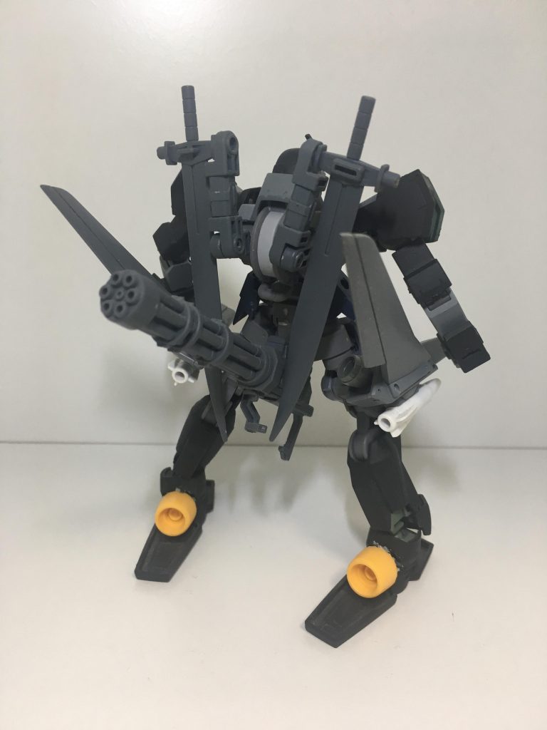 背面です。主に脚部と太腿のブースターで飛び回ります。