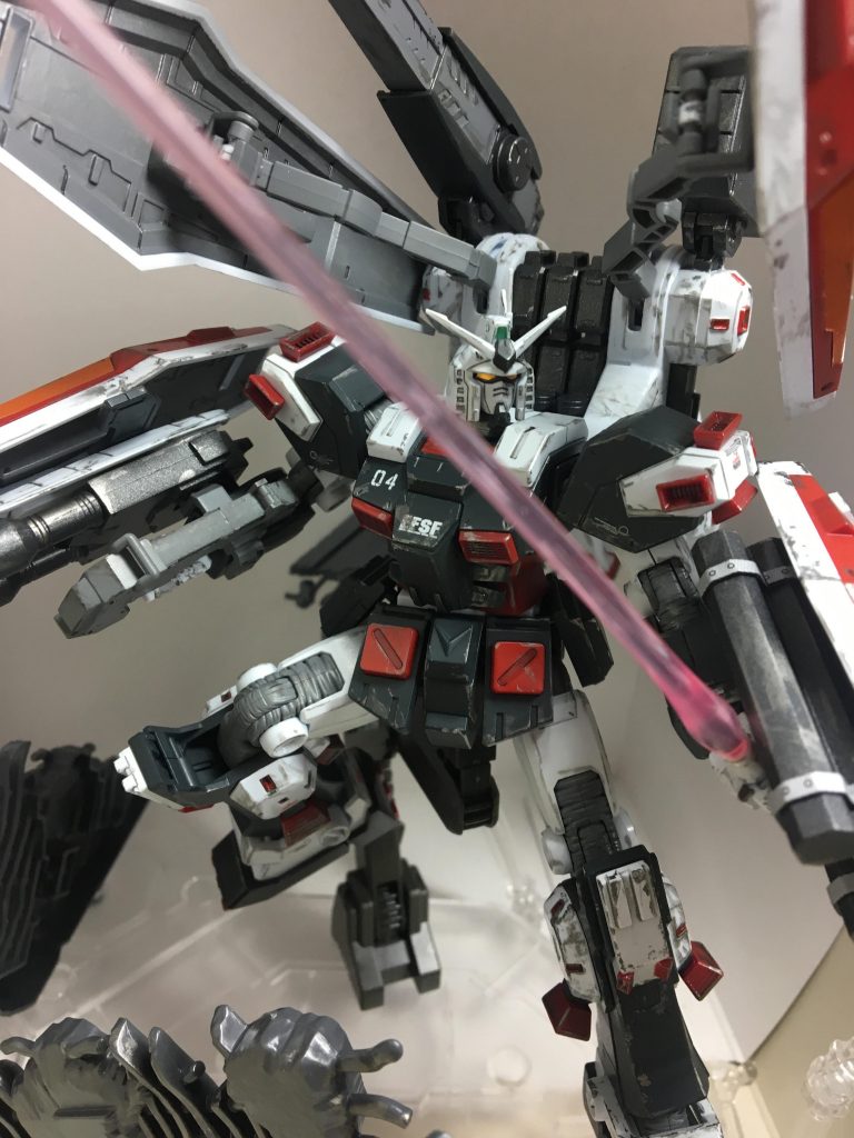 武器を装備しながらビームサーベルを展開。
アニメ版の劇中でダリルの相方を狩るシーンは正に『白い悪魔』でした笑