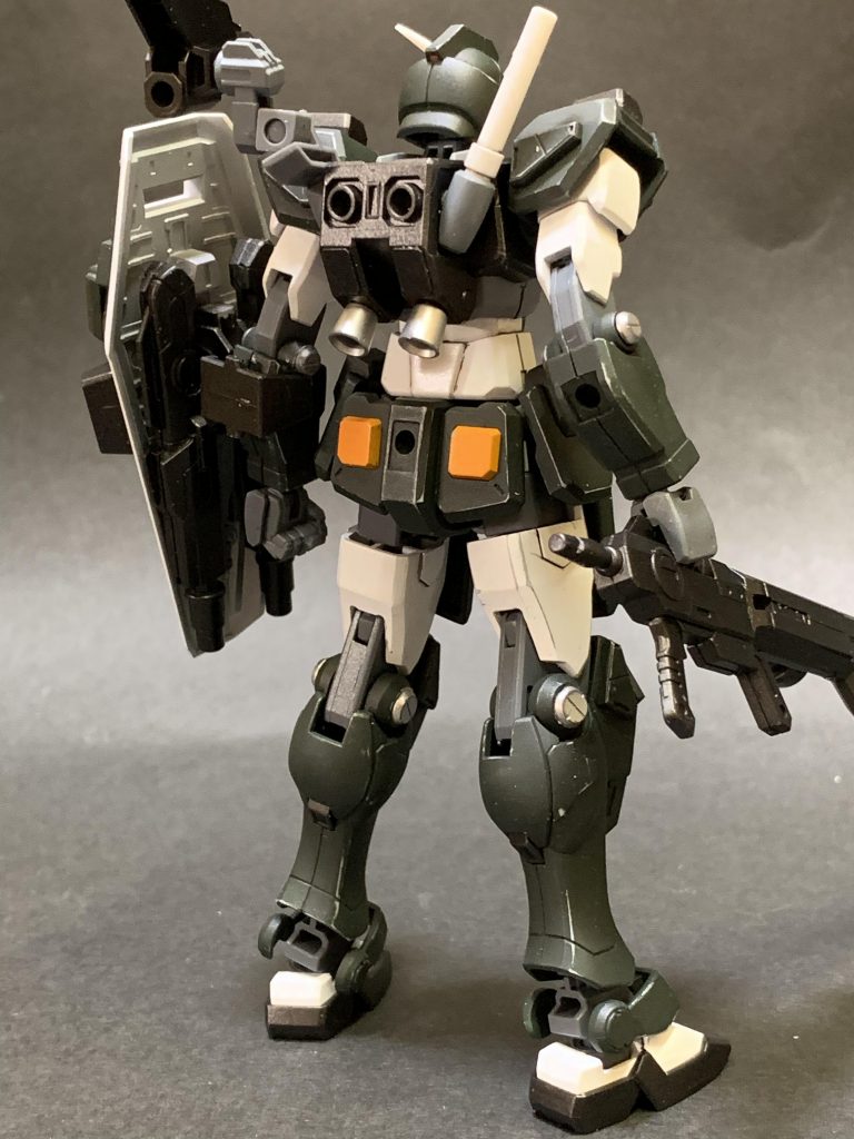 リアビュー。背面の変化としてはバックパックに武装追加を施しています。