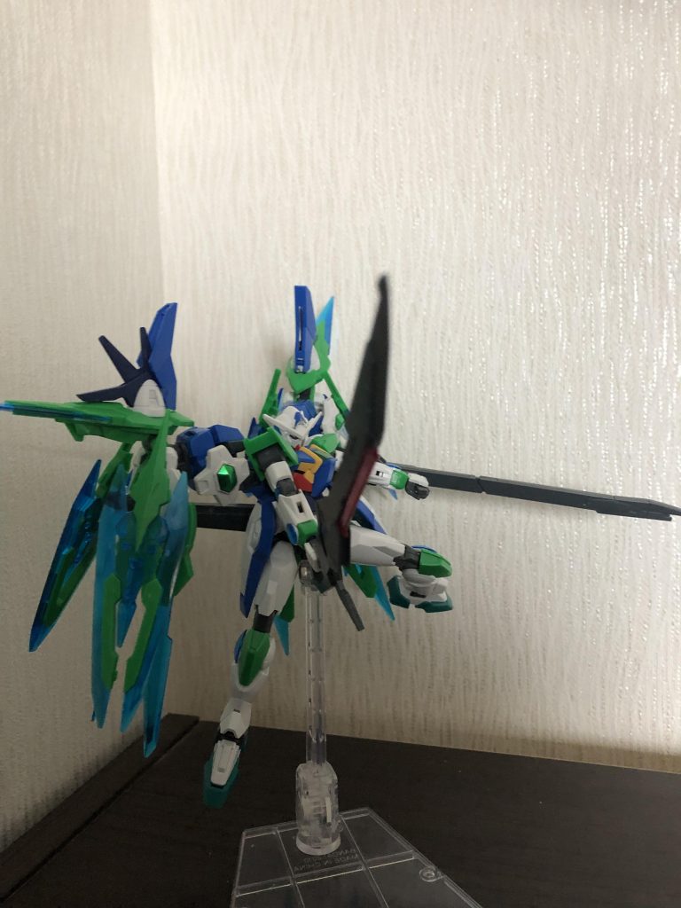 主武装のGNロングライフルとGNバスターソード。機能はダブルオースカイと一緒。