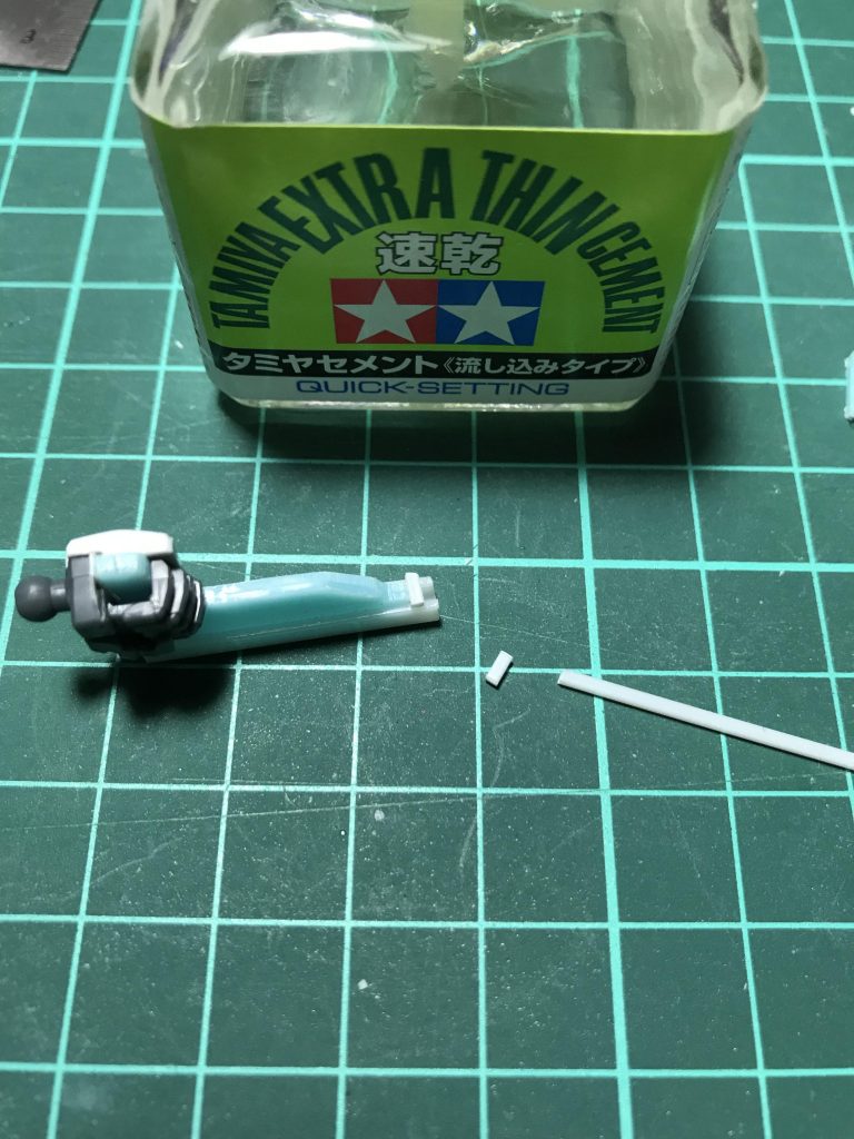 ## ⑥銃身の隙間を1ミリ角棒を貼って塞ぐ。
3ミリ程の長さに切った1ミリ角棒を銃身下部に貼り、銃口部分を作りましょう(๑˃̵ᴗ˂̵)
2.5ミリだと2切れぐらいでピッタリだと思います。
ポイントは*1ミリ角棒を少し長めに切る事!*
接着した後はみ出た部分を削る方が楽に作業できます(`・ω・´)