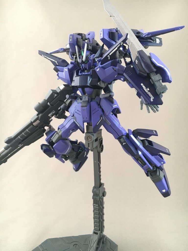 既存素体への追加装備としてバーニアユニットを積み込んだGM/Bstに比べて、設計段階でバーニアを組み込んだことで、より無駄の無い高機動を実現した...と言う設定。
やっぱり高機動の機体って好きなんですよねえ。