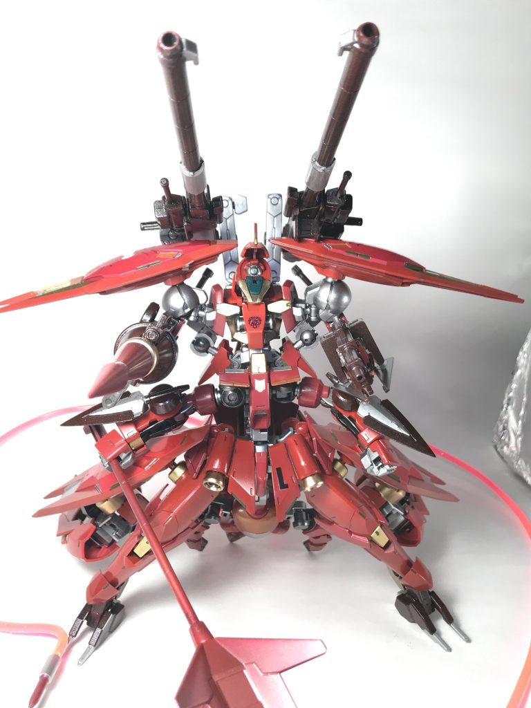 背面のキャノンの砲撃時は頭部の高感度センサーが露出し高い命中精度をもたらす他、その威力は*ダインスレイヴに引けを取らない*。