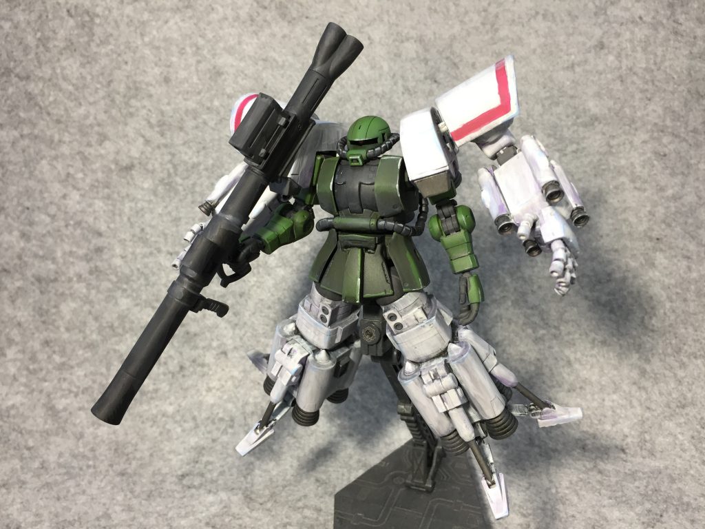 脳内設定だと、アバオアクーでの戦いの中ニュータイプ適性がありながらも、願掛けでザクしか乗りたがらなかったパイロットが、大破した相棒のザクに乗り続けるために、基地にあったサイコミュザクのパーツを使って急遽組み立てたっていう感じのよくあるストーリー。