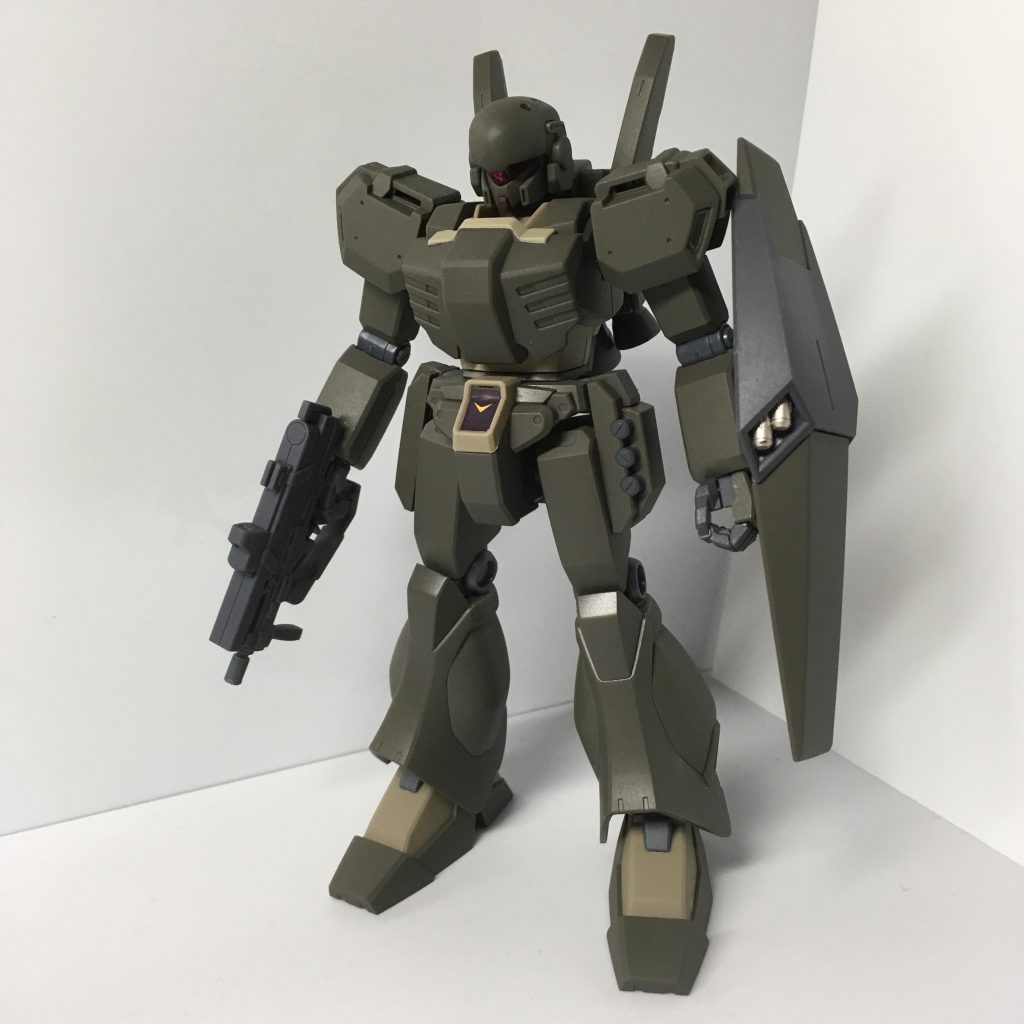 股間のV字はシールですが他のシールで補う箇所は塗装しました。関節はABSなので塗りませんでした。