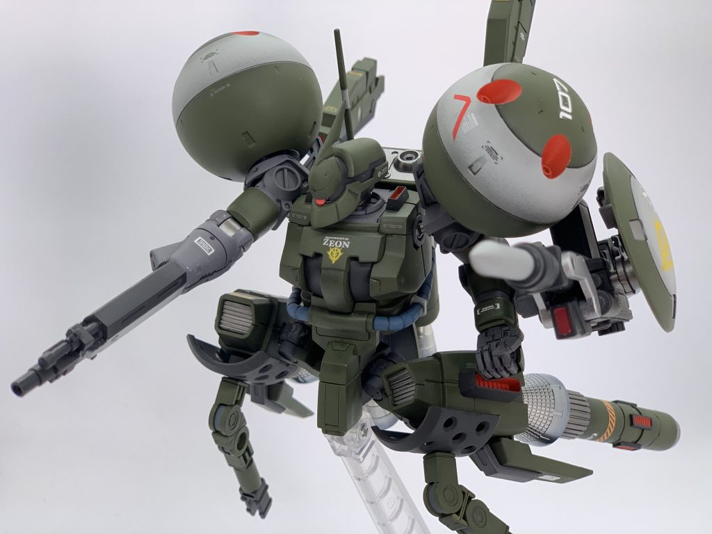 股関節は角度の変更なども意外と効きます。
シールドパイルは巨大すぎる肩と干渉するのであまりポージングの自由度は高くありません。