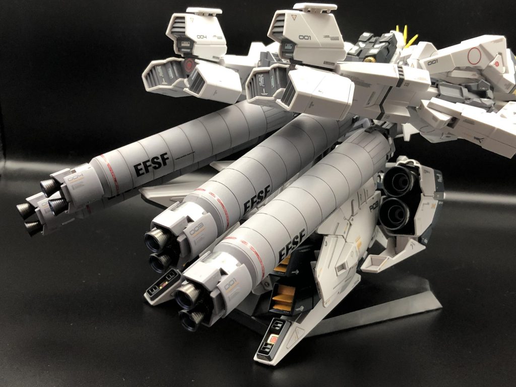 後ろ姿も3連ミサイルポッドにプロペラントタンク4機の存在感がスゴい!