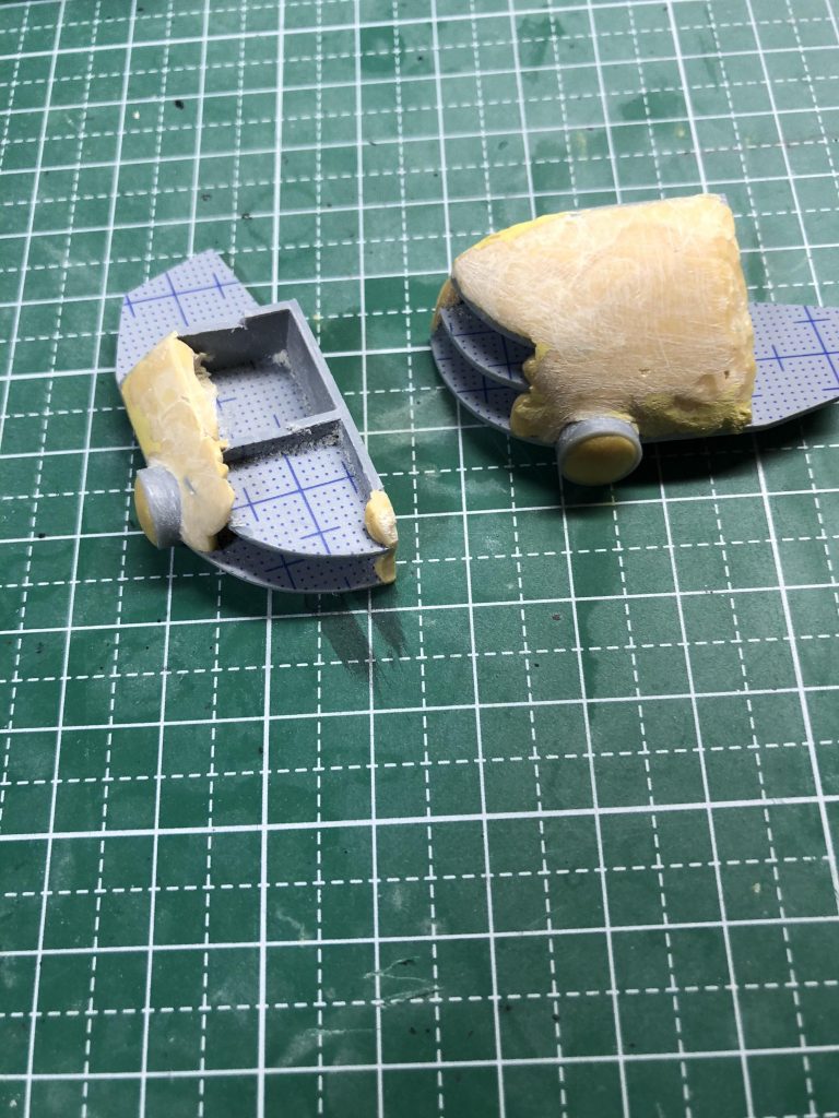 水中用シルエットのエンジンでは自作であり、右が最初にプラ板・パテで作った情態ですが、高さが高かったので要らないところを加工しました。(左のパーツ)
そして、またパテで塗り直して、ヤスリや彫刻刀などで加工しました。