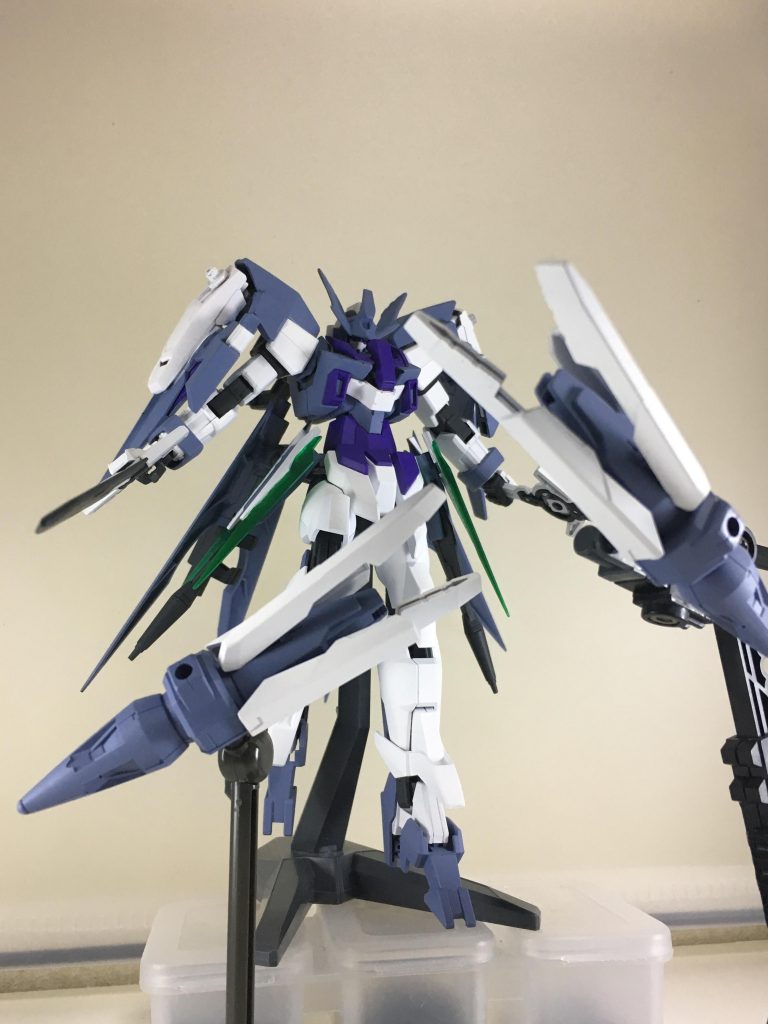 キングです。器用な瑞希ならばファンネル系の武器も自在に操れると思い採用に踏み切りました。
王と言われた時にどんな武装にするか相当悩んだのですが、友人から「王って臣下とか従えてるイメージがある」とアドバイスをもらい、ちょうどこの前発売したオプションパーツで再現できたので装備しました。