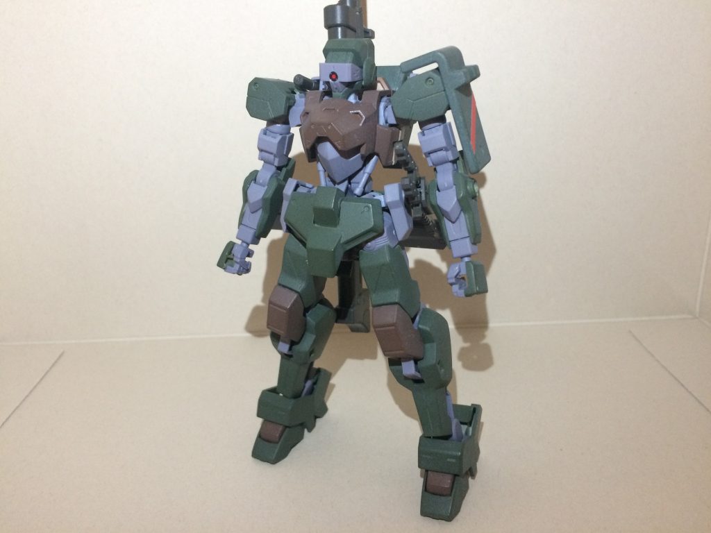 通常バイザーを付けた一般機仕様。
ナイフは左腰に装備