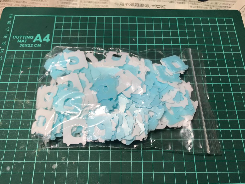 ## ⓪製作経緯
 *読み飛ばして頂いて結構です!(笑)*
ガンプラHGでキット化されているハンドガンの種類は、最近は増えたものの、あまり多くありません。代用品としてよく利用されるコトブキヤのピストルはHGに対しては少し大きいものが多いです…(@ ̄ρ ̄@)
作品に合ったサイズ感のハンドガンとなると、スクラッチで自作するしかありません(>_<)
「スクラッチとなると、難しくて大変そう…ヽ( ̄д ̄;)ノそれなら既存のキットから持ってくるか(ー ー;)」
つい最近まで僕もこう思っていました。
が、*身近にあるパンの留め具(バッグクロージャー)を使う*と、僕でも簡単にオリジナルでカッコいいハンドガンをスクラッチする事が出来ました!
実際に作りながら、製作方法を紹介していきます(`・ω・´)