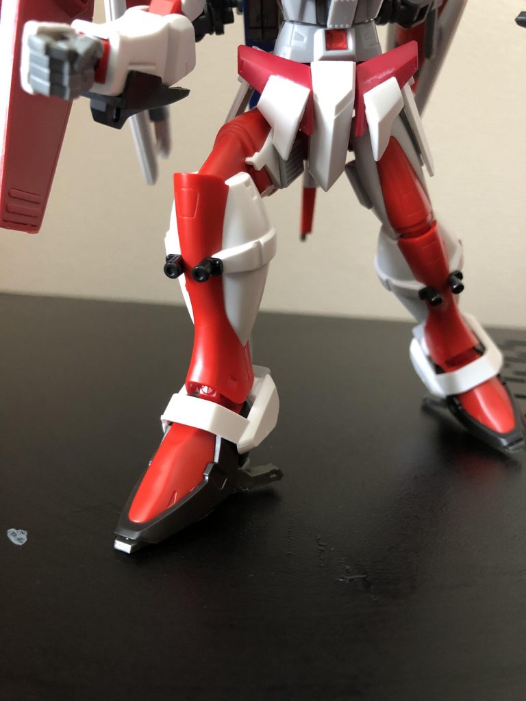 隠し武器的なバルカンを脚に装備。意表を突いた攻撃ができますw。