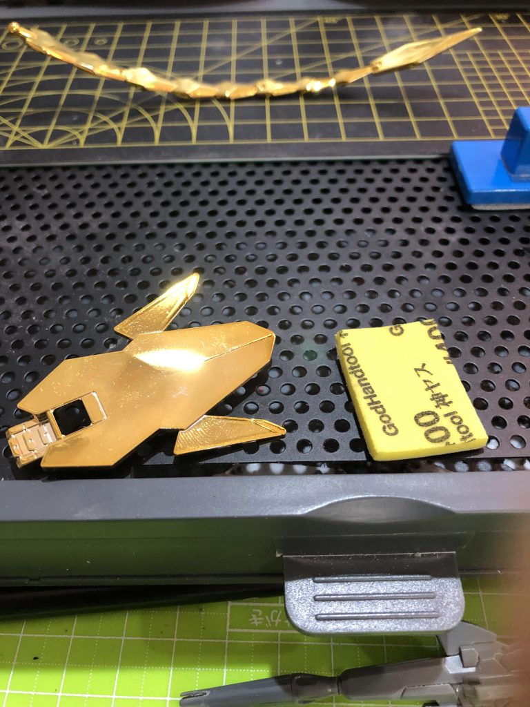 メッキゆえに思い切ってヤスリをかけれるわけではないので、ゲート跡の処理が通常のプラモより神経をつかいましたσ(^_^;)