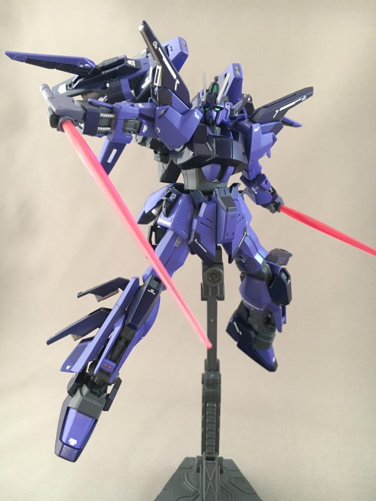 腰にあるのはビームサーベルです。
発生させるサーベル刃はリーオーのものを使って短めで。