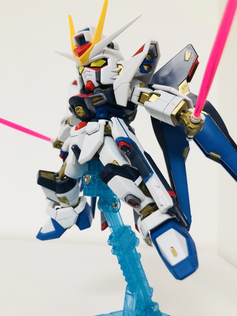 カガリの乗るアカツキを助けに空から舞い降りてきた時のこのショットがたまらなく好きです。首にボールデンアームズのボールジョイントを仕込んだのでかなり自由に角度をつけれます。