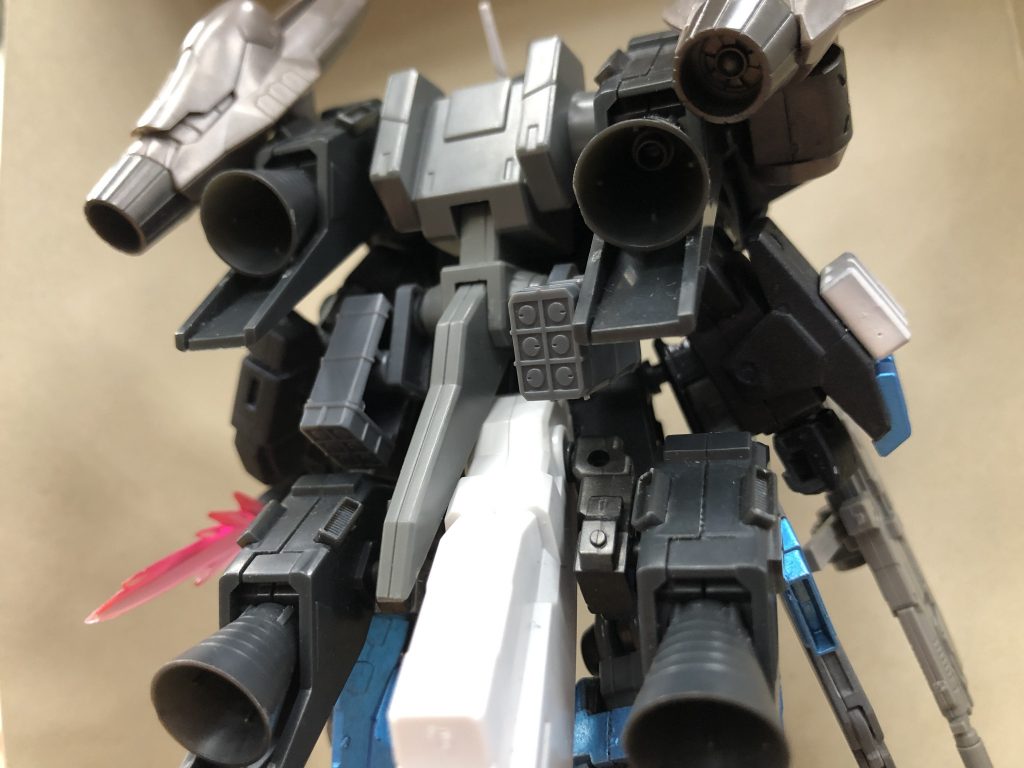 後ろ姿
スラスターを増加させ一般兵でも超人的な起動を可能にしました