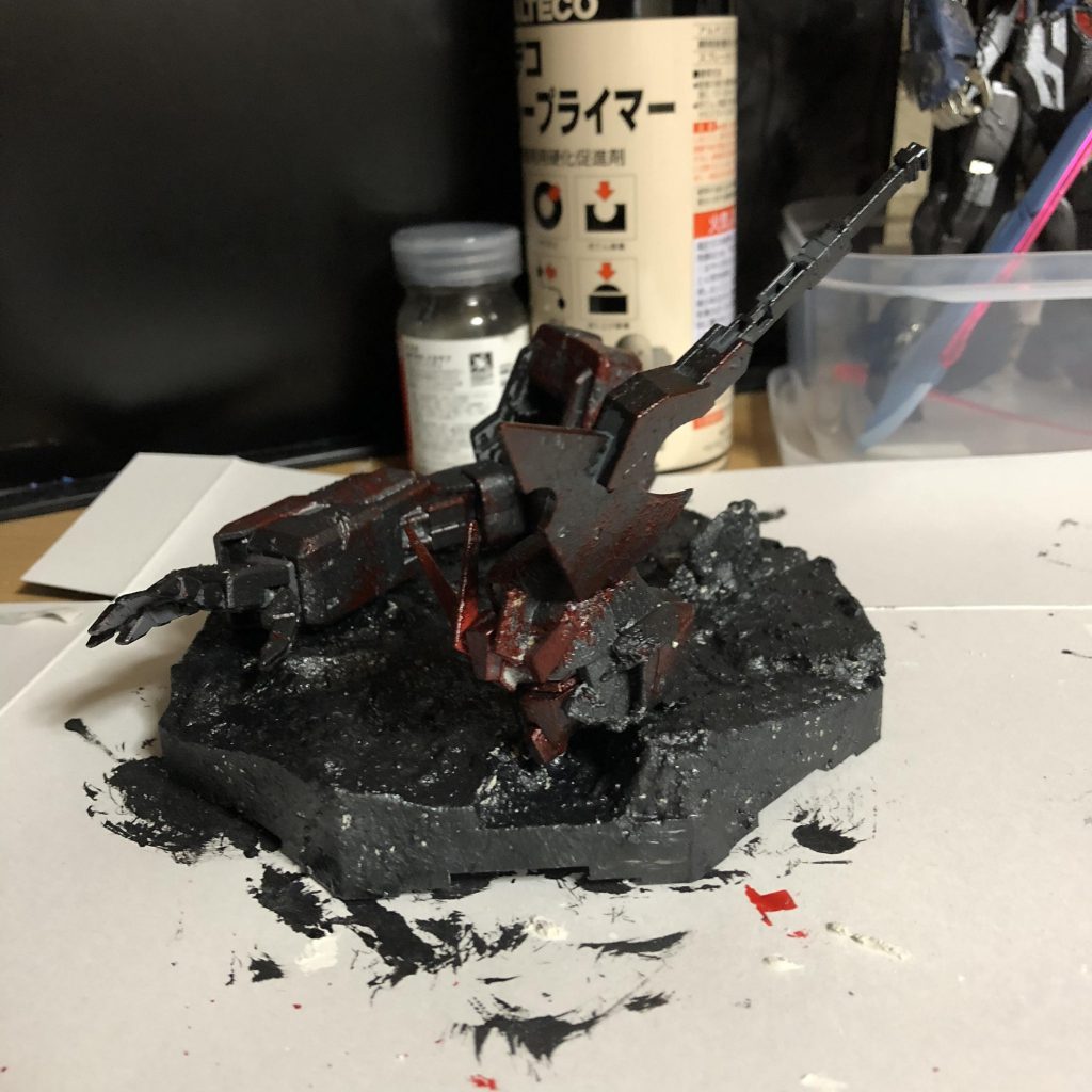 台座も徐々に筆で色をつけました。
この時はあまりにも黒くしすぎたのでダークイエローやシルバーで少し明るくしました。
レッドは1番最後に塗装しました。