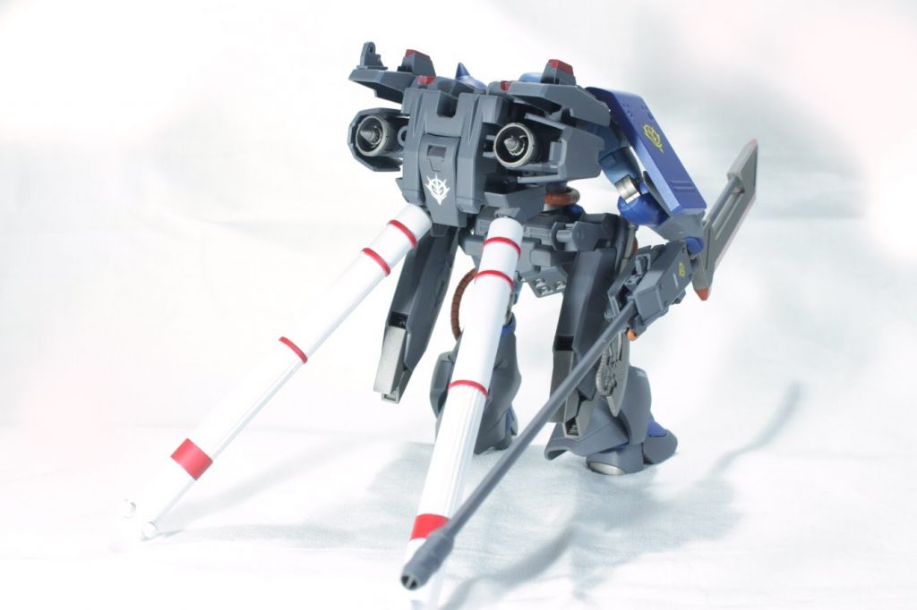 ## 前後写真
“aérolithe”はフランス語で隕石の意味。
プロペラントタンクで支えてるので立ってますが基本的には自立しません。宇宙用です。