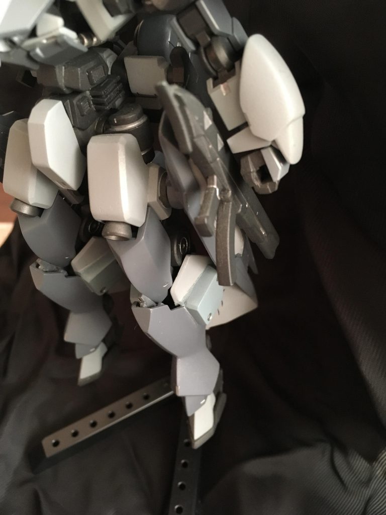 腰アーマーには磁石を埋め込んでいる為、このように磁石を埋め込んだ武装を取付けることも可能。実は両腕の手首パーツにも磁石を埋め込んでいますが使い道が無かった…。足のフレームはグレイズアインですが、装甲部分はサザビーとレギンレイズ(ジュリア)、グレイズ改の肩とシュバルべグレイズで構成されてます。