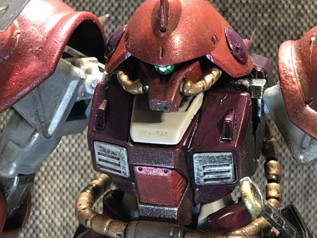 モノアイはブラックライトで発光して見えます。