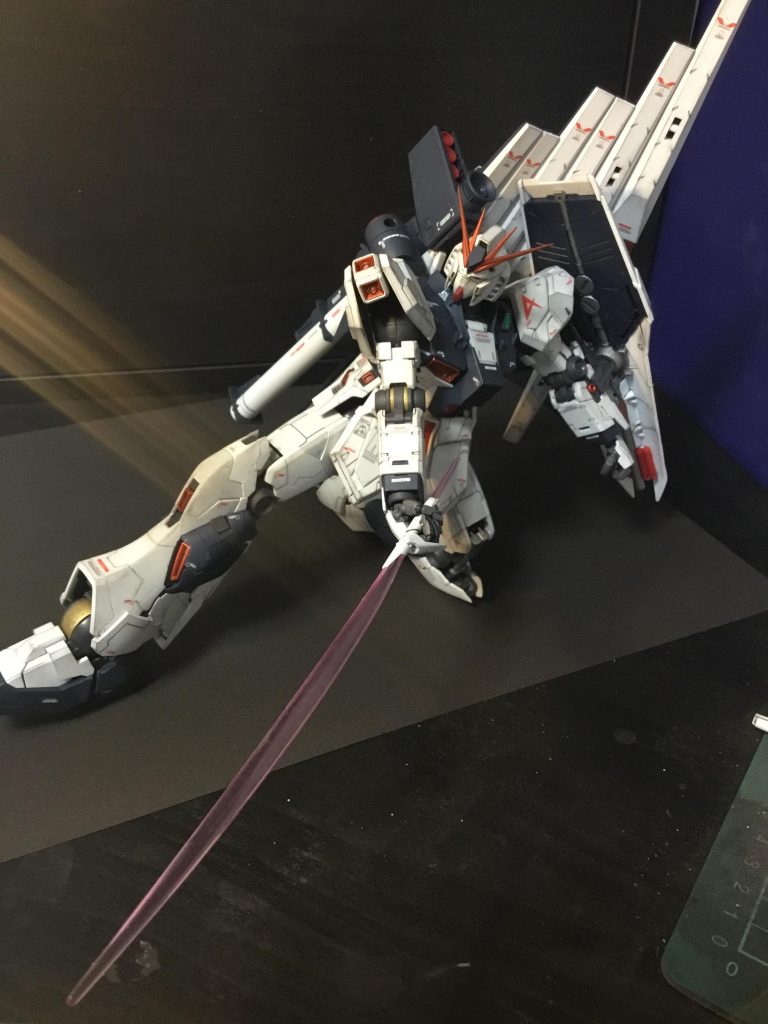 ビームサーベル構え  
何通りか撮影しました内の一枚です。