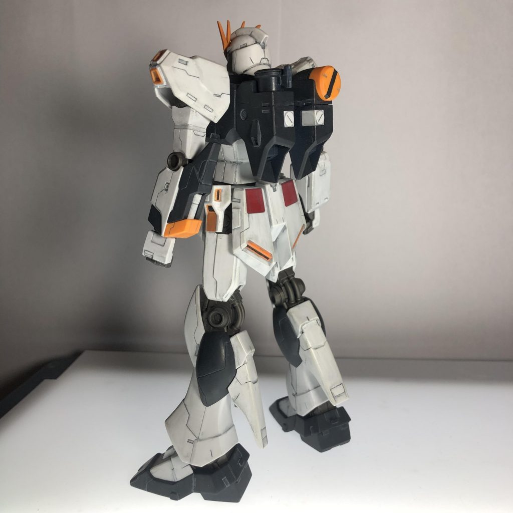 武器は大掃除の時に間違えて捨ててしまったのでサーベルすらありません、バーニアもLED取り付ける為外していたので武器と共になくなりました