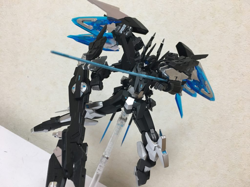 ･腕部内装式GN-Ωビームガン(GN-Ωサーベル、GN-Ωマシンガン)

GN-Ωコンポジットライフルの死角をカバーする為用の腕部内装式GN-Ωビームガンは出力調整により、マシンガンやサーベルとしても運用が可能。