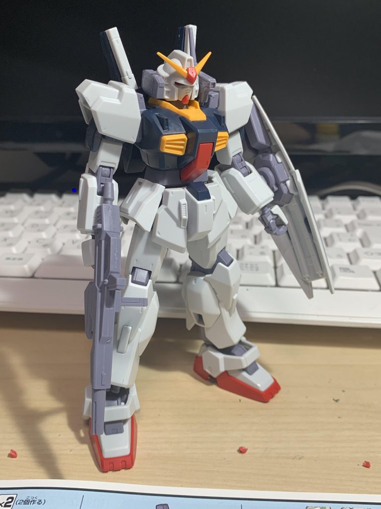 素組みの時はこんな感じでした。たくさんってほどではないですが、ダクトのグレーや黄色、武器は塗装が必要になるので、無塗装派モデラーさんには若干物足りないかも…
しかし可動やプロポーションは最新かつ、変なアレンジもない忠実な出来なのでZを見た人にはぜひぜひおすすめです。